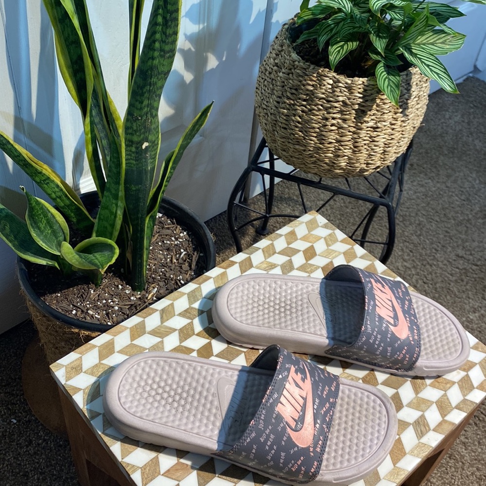 Pink and gray Nike slides - Picture 2 of 3